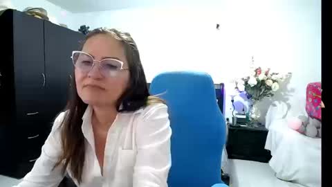 Bella online show from October 2025 09:54:02 PM