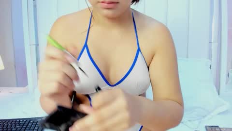Snapshot of bella_miia_ chatting on October 2025 01:25:02 PM Mia online show from October 2025 01:25:02 PM