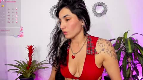 Snapshot of bella_thorne3 chatting on January 2025 11:34:02 PM Bella online show from January 2025 11:34:02 PM