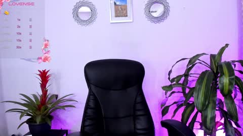 Snapshot of bella_thorne3 chatting on February 2025 10:08:02 PM Bella online show from February 2025 10:08:02 PM