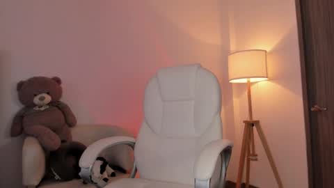 Snapshot of bellamia_ chatting on June 2026 09:28:02 PM Bella Mia online show from June 2026 09:28:02 PM