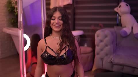 Bella online show from November 2025 06:40:02 PM