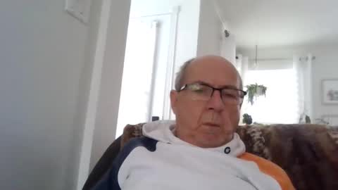 Snapshot of bernard1102 chatting on January 2025 02:02:02 PM bernard1102 online show from January 2025 02:02:02 PM