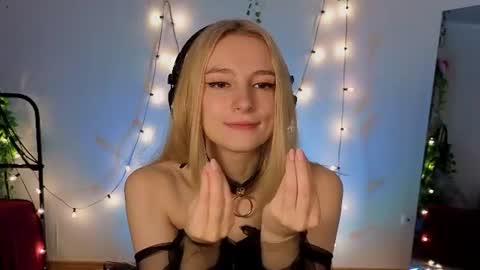 Snapshot of berrryjelly chatting on June 2026 08:52:01 AM Hi Im NikaComing back online on Monday 3 online show from June 2026 08:52:01 AM