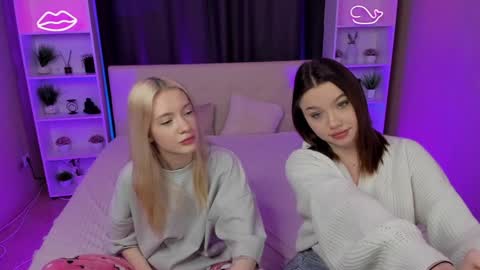 Snapshot of best_trip chatting on January 2025 08:28:01 PM Danny and Kira online show from January 2025 08:28:01 PM