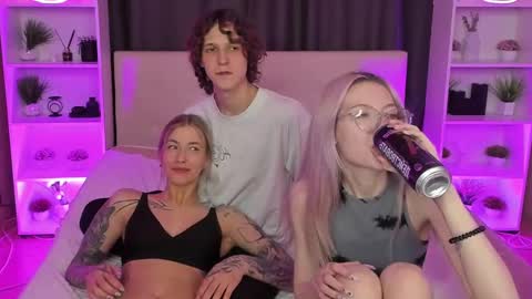 Snapshot of best_trip chatting on February 2025 08:43:02 PM Danny and Kira online show from February 2025 08:43:02 PM