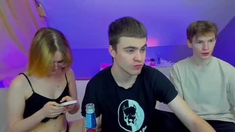 Snapshot of best_trip chatting on February 2025 08:47:01 PM Danny and Kira online show from February 2025 08:47:01 PM