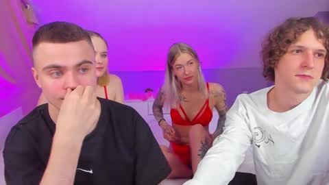 Snapshot of best_trip chatting on February 2025 11:43:01 PM Danny and Kira online show from February 2025 11:43:01 PM