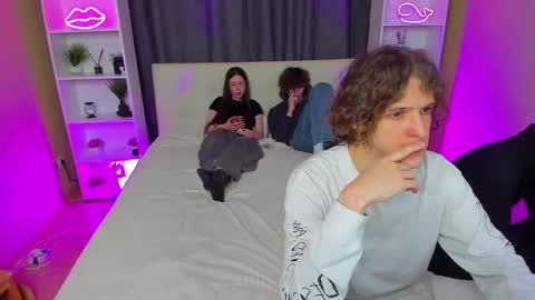 Snapshot of best_trip chatting on March 2025 08:13:02 AM Danny and Kira online show from March 2025 08:13:02 AM