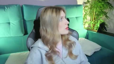 Snapshot of best_trip chatting on September 2025 08:37:02 AM Danny and Kira online show from September 2025 08:37:02 AM