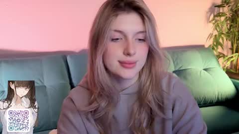 Snapshot of best_trip chatting on October 2025 08:40:02 PM Danny and Kira online show from October 2025 08:40:02 PM