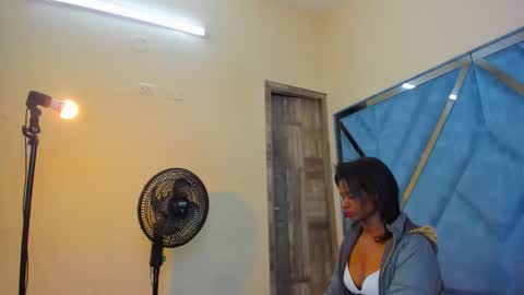 Snapshot of betany_grey chatting on February 2026 03:43:02 AM Betaby grey online show from February 2026 03:43:02 AM