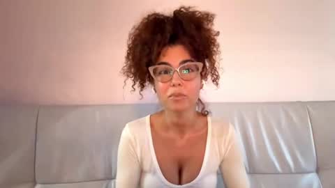 Snapshot of bethelvantassell chatting on April 2026 04:18:01 PM Bella online show from April 2026 04:18:01 PM