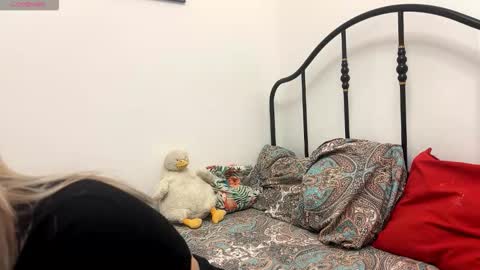 BlondeReka ITS MY 1st DAY HERE online show from December 2025 04:57:01 PM