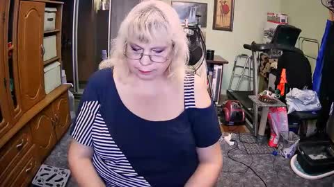 BeverlyQCynia online show from September 2025 11:45:01 AM