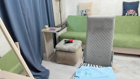 mom online show from November 2025 02:44:01 AM