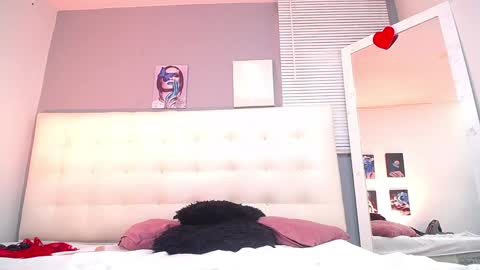 Mia online show from December 2024 05:53:02 PM