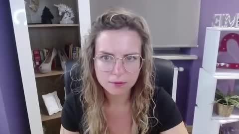 Z O E Y online show from September 2025 04:25:02 AM