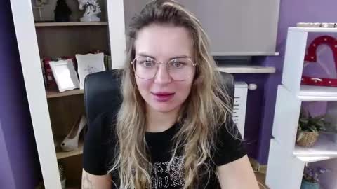 Z O E Y online show from October 2025 04:32:02 AM