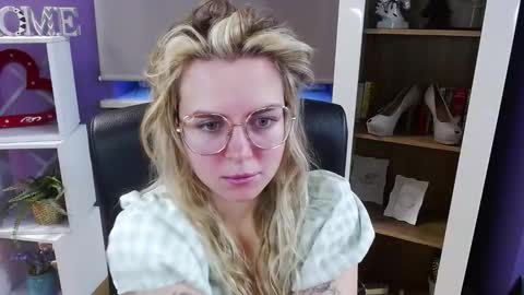 Z O E Y online show from February 2026 06:02:01 AM