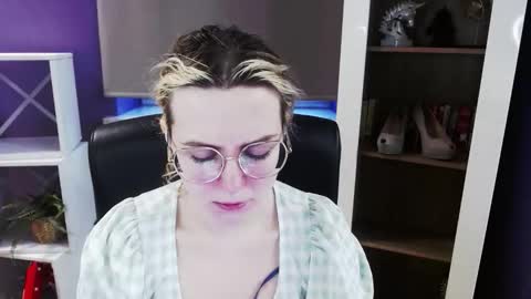 Z O E Y online show from March 2026 05:33:02 AM