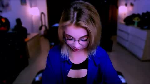 Nicole online show from October 2025 06:59:01 AM