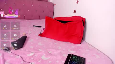 Snapshot of blonde__cute chatting on September 2025 03:03:01 PM Esperancita and Karina online show from September 2025 03:03:01 PM