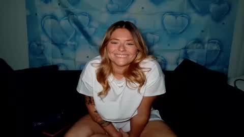 Snapshot of blonderebelxoxo chatting on April 2026 06:36:02 AM Tee online show from April 2026 06:36:02 AM