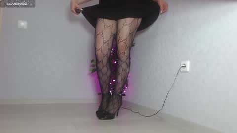 Im Di. I smell naked even when Im dressed. online show from December 2024 12:11:02 PM