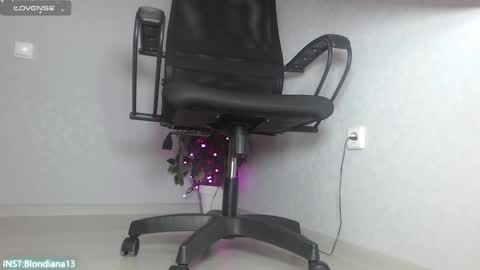 Im Di. I smell naked even when Im dressed. online show from December 2024 12:44:01 PM