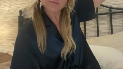 Snapshot of blondieslutt chatting on March 2026 06:18:02 AM IM TRYNG online show from March 2026 06:18:02 AM