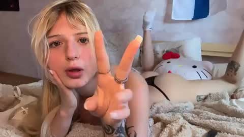 Snapshot of blushandburn chatting on June 2026 08:41:01 AM Delle online show from June 2026 08:41:01 AM