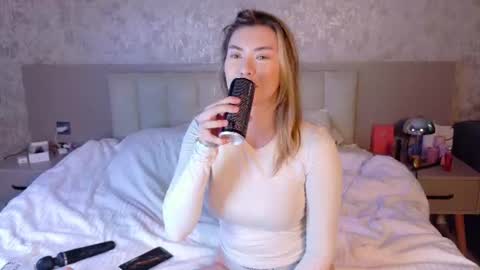 Snapshot of brenda_m00n chatting on July 2026 01:10:01 PM Brenda online show from July 2026 01:10:01 PM