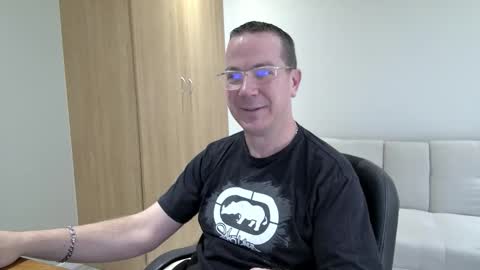 Snapshot of brettdj chatting on September 2025 02:18:02 PM Brett online show from September 2025 02:18:02 PM