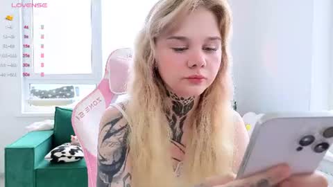 Snapshot of britney_lynch chatting on June 2026 02:05:01 PM Britney online show from June 2026 02:05:01 PM