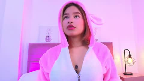 Snapshot of camiilaglow chatting on September 2025 12:43:02 PM CamiilaGlow online show from September 2025 12:43:02 PM