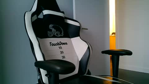 Snapshot of canadianstud18 chatting on June 2026 01:40:01 AM Devon online show from June 2026 01:40:01 AM
