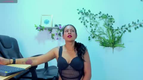 canelaa___ online show from October 2025 04:40:02 PM