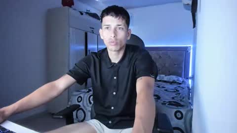 carlossmi01 online show from April 2026 12:09:02 PM