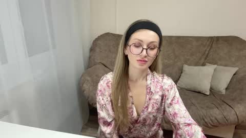 Carolin online show from November 2025 05:23:02 PM