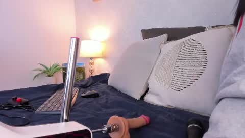 Snapshot of caroline_dh chatting on June 2026 11:36:02 AM Caroline online show from June 2026 11:36:02 AM