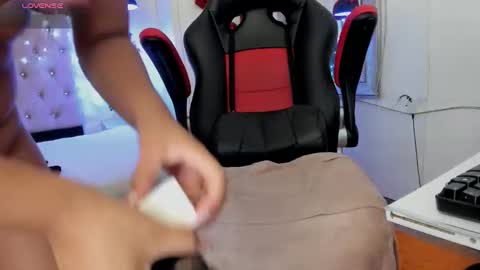 Snapshot of carolinescoth_dl chatting on December 2024 08:54:01 PM Caroline Scoth online show from December 2024 08:54:01 PM