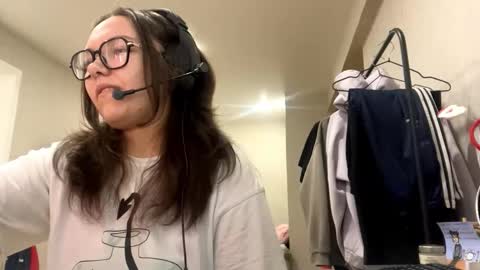 Emilia online show from November 2025 06:27:01 AM