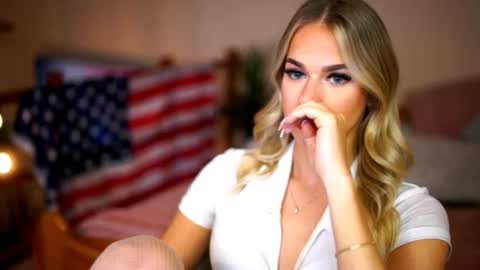 Snapshot of celeste_www chatting on June 2026 04:17:01 PM Sunflower online show from June 2026 04:17:01 PM