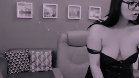 The Queen online show from December 2024 11:08:01 PM