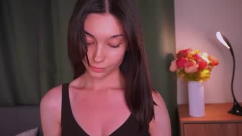 Snapshot of charlinepiker chatting on June 2026 12:32:02 AM Yumi online show from June 2026 12:32:02 AM