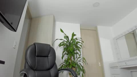 Snapshot of charlotte_tiller chatting on October 2025 06:12:02 AM Yuli online show from October 2025 06:12:02 AM