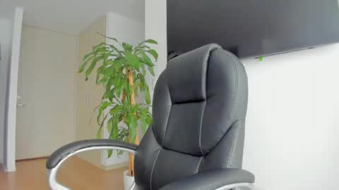 Snapshot of charlotte_tiller chatting on May 2026 06:46:02 PM Yuli online show from May 2026 06:46:02 PM