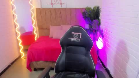 Snapshot of chiara_tay chatting on October 2025 07:14:02 PM Chiara online show from October 2025 07:14:02 PM