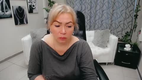 Snapshot of chloe_lo chatting on October 2025 05:42:02 AM Chloe online show from October 2025 05:42:02 AM